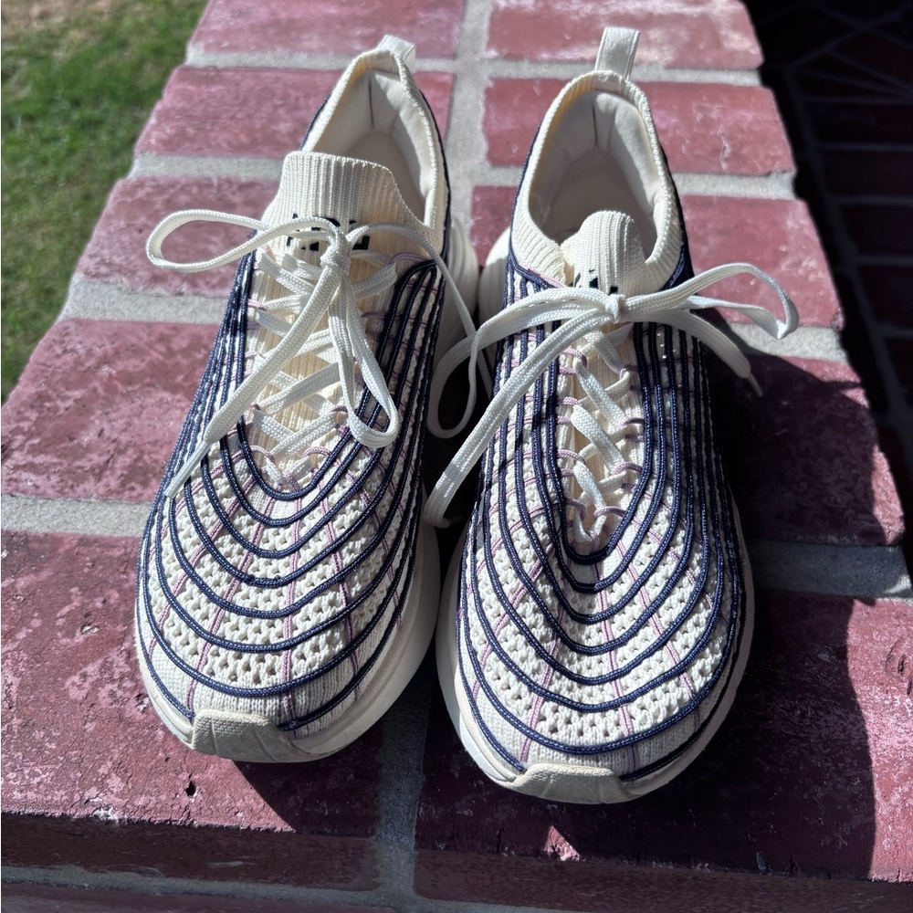 EUC APL Techloom Running Shoes. Stylish Cream Patterned Sneakers. Size 7.5 - Picture 4 of 9